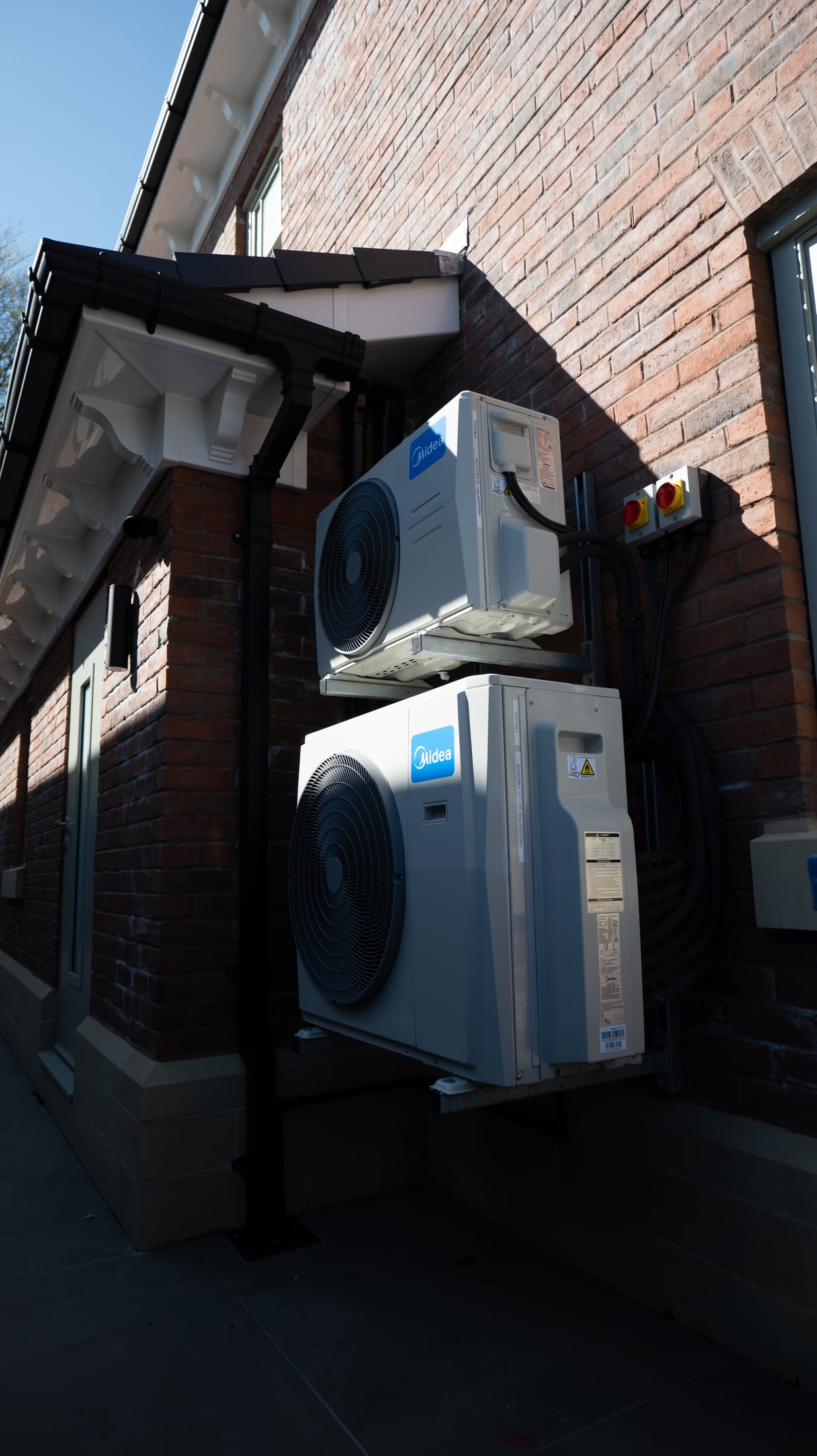 Concealed air conditioning and heating controlled room by room